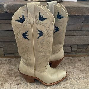 ACME Vintage Beige Heeled Cowboy Boots with Blue Embroidery Made in USA: 5.5